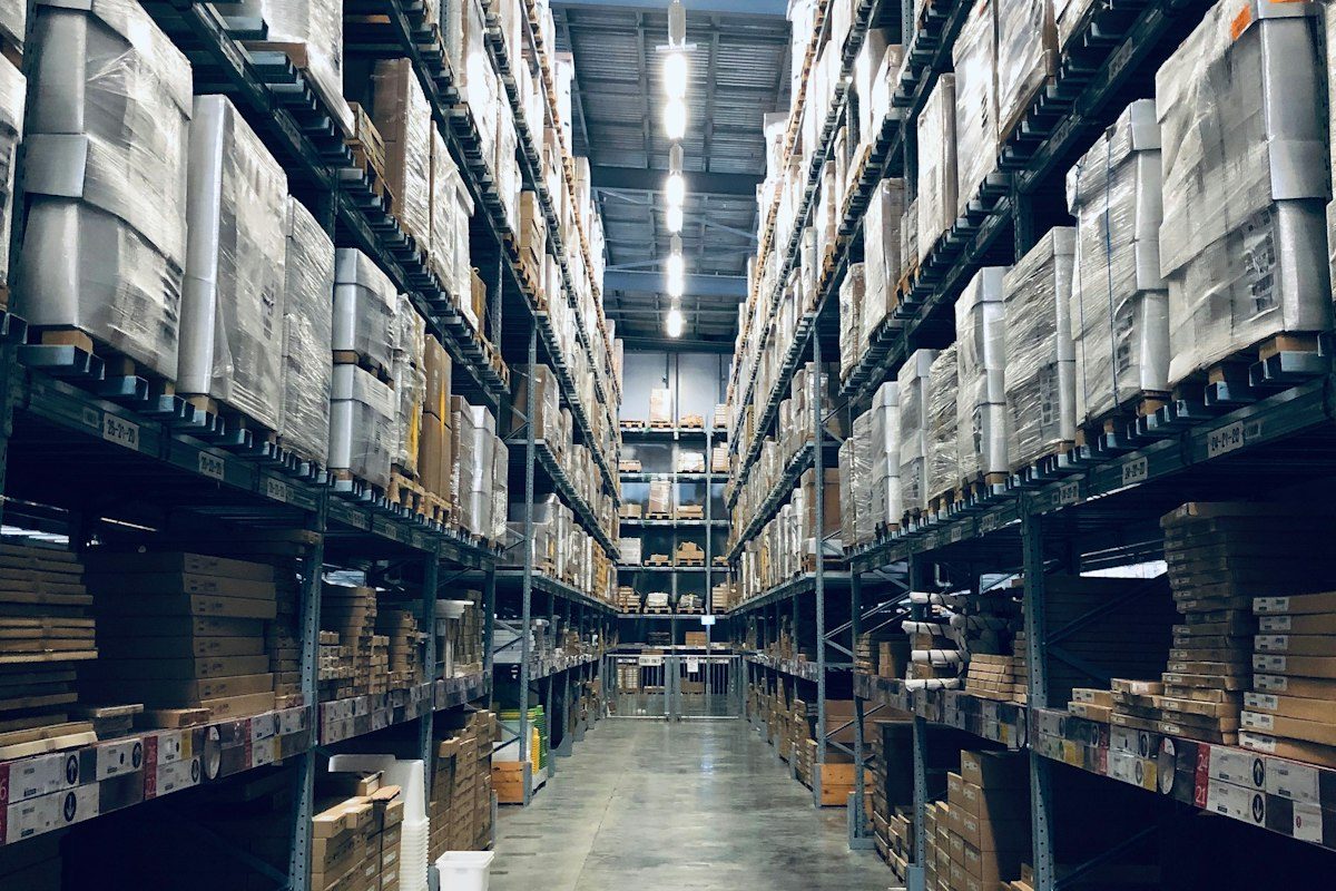 Cartons et matériel informatique préparés pendant le déménagement des bureaux d'une entreprise