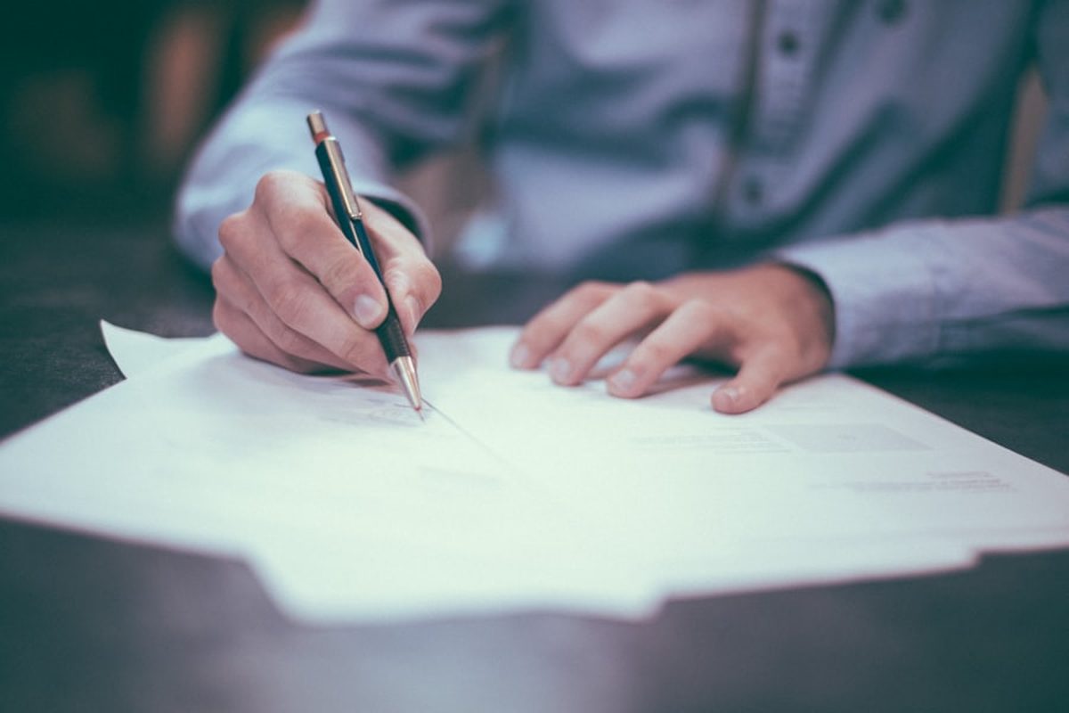 Responsable d'entreprise consultant les obligations de la loi AGEC pour son parc informatique