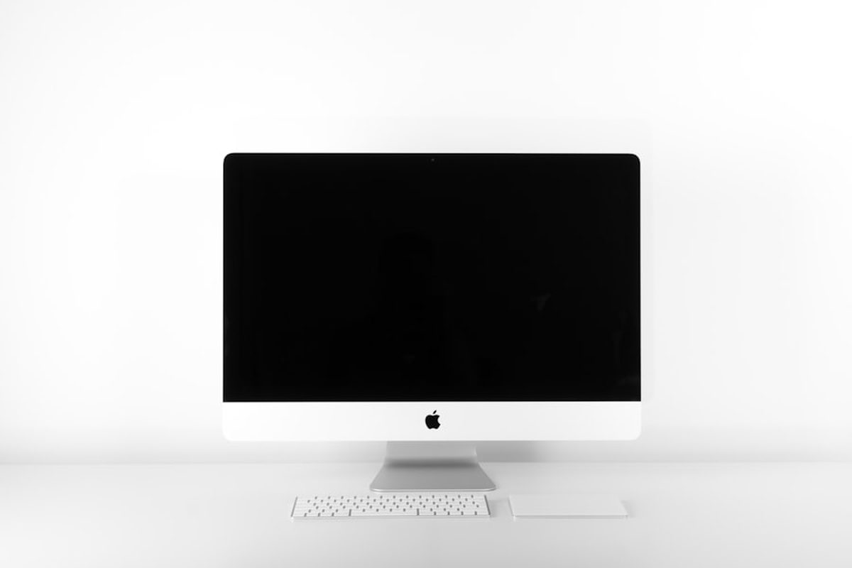 Palette d'ordinateurs et d'écrans d'entreprise préparés pour le recyclage informatique